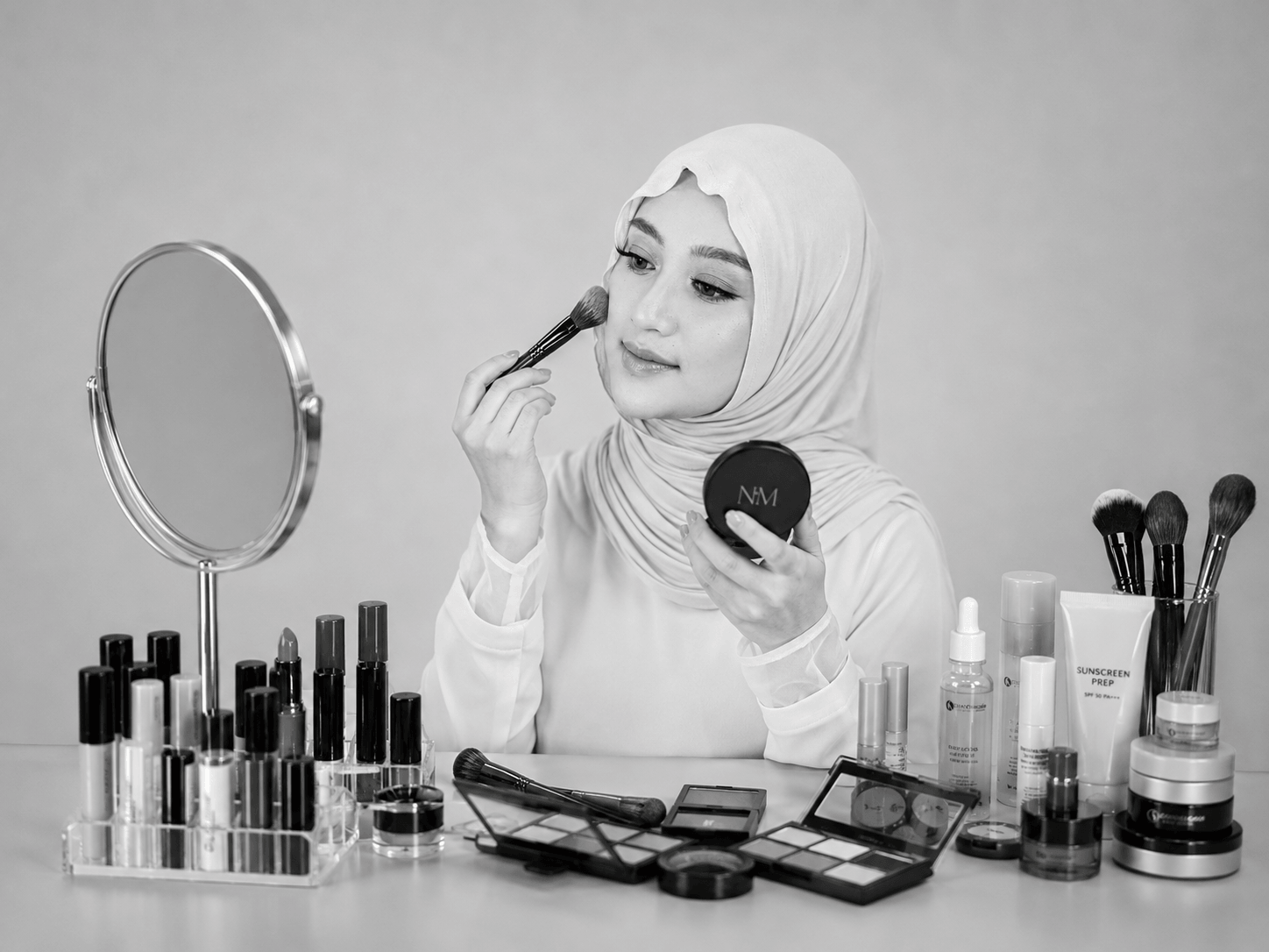 Nabila sedang melakukan rutinitas skincare