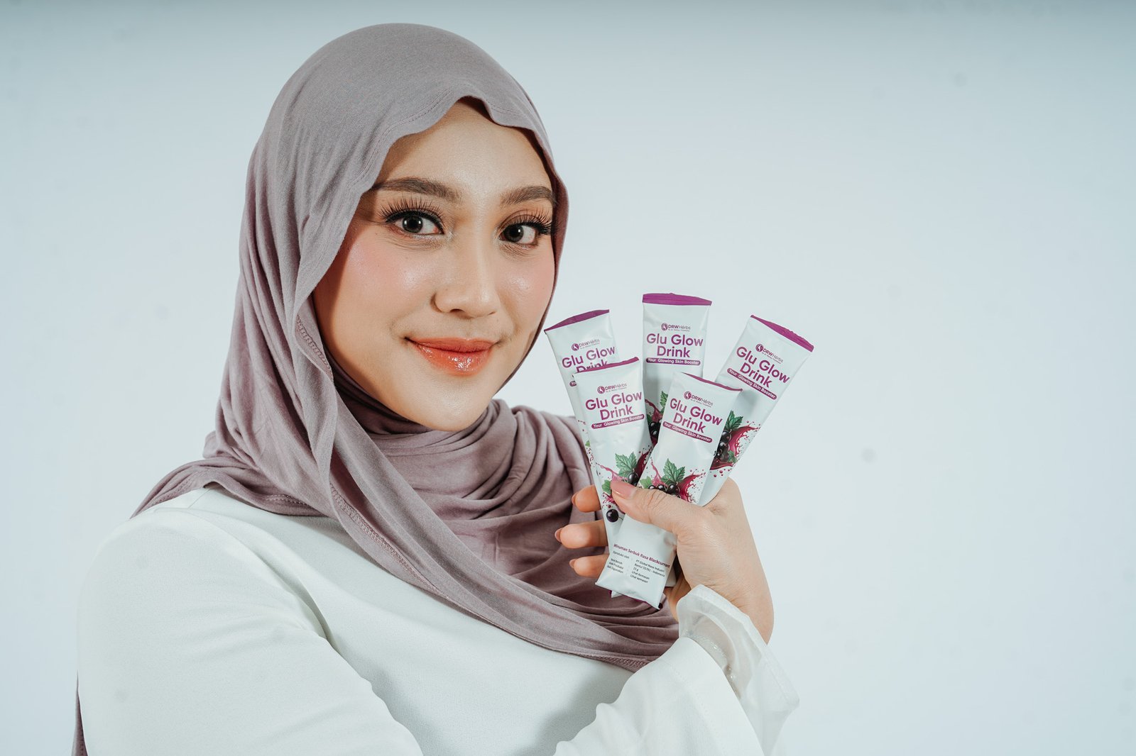Nabila memegang produk Glu Glow